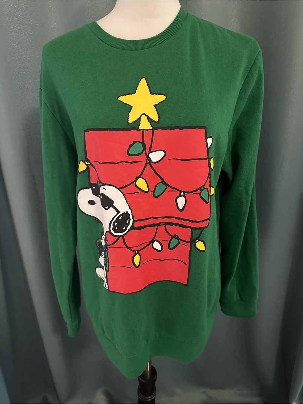 Peanuts Snoopy Christmas Tree Holiday Sweatshirt Green Men's Medium 2022